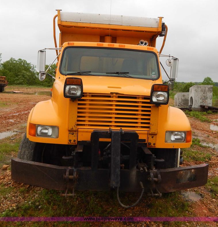 image for item H3379 1999 International 4900 dump truck