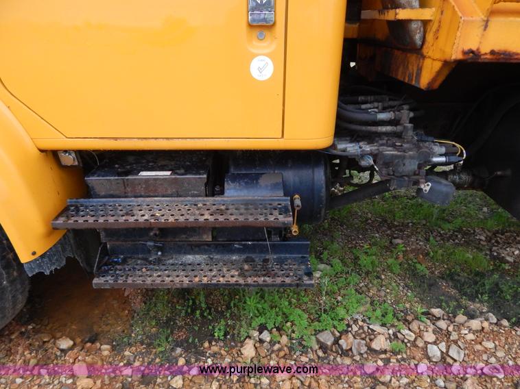 image for item H3379 1999 International 4900 dump truck