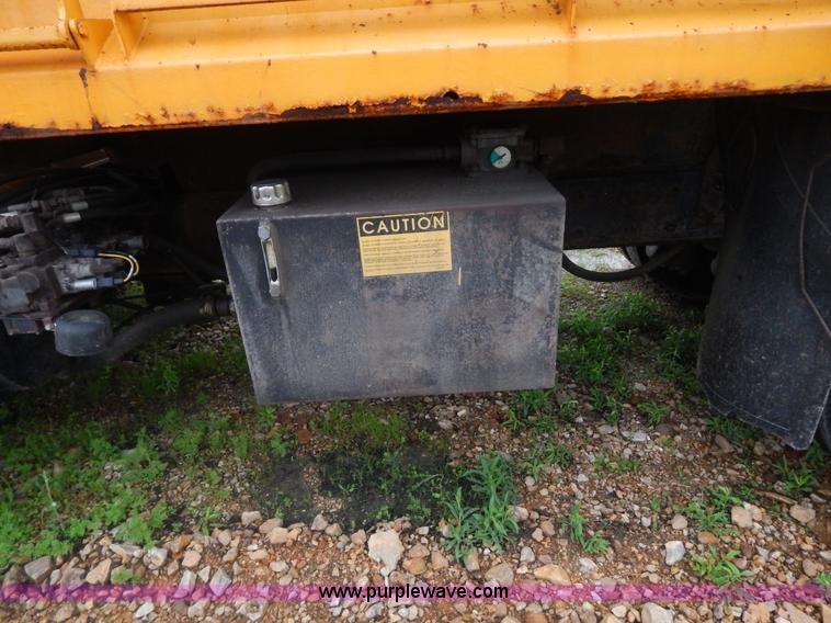 image for item H3379 1999 International 4900 dump truck