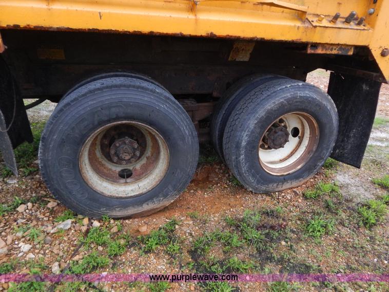 image for item H3379 1999 International 4900 dump truck