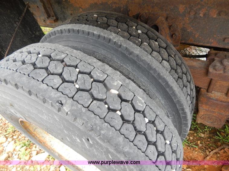 image for item H3379 1999 International 4900 dump truck