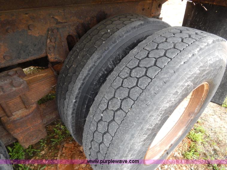 image for item H3379 1999 International 4900 dump truck