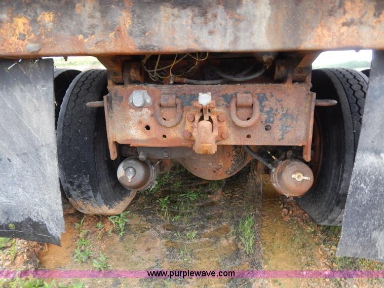 image for item H3379 1999 International 4900 dump truck