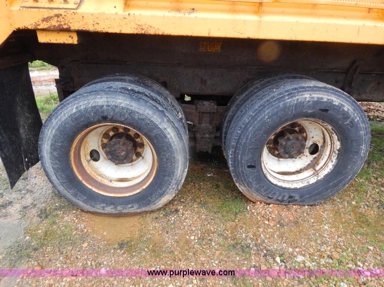 image for item H3379 1999 International 4900 dump truck