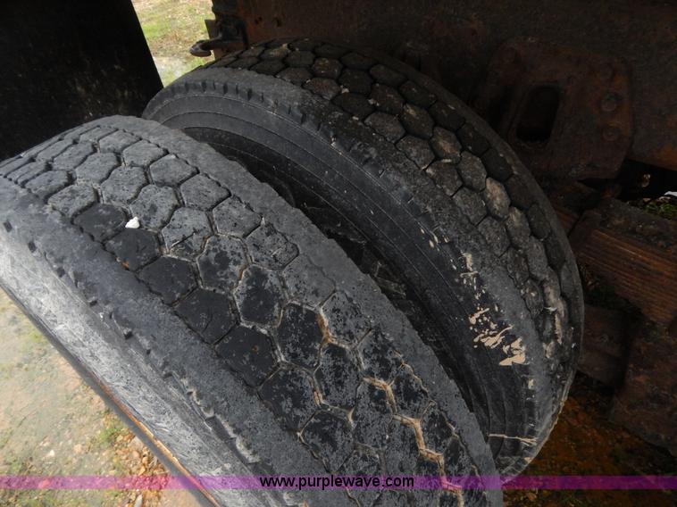 image for item H3379 1999 International 4900 dump truck