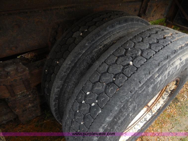 image for item H3379 1999 International 4900 dump truck