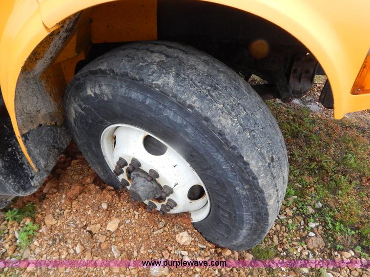 image for item H3379 1999 International 4900 dump truck