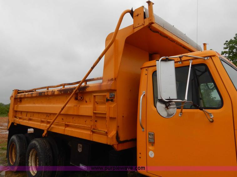 image for item H3379 1999 International 4900 dump truck