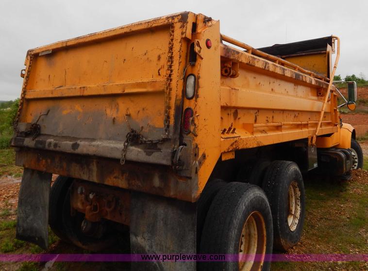 image for item H3379 1999 International 4900 dump truck