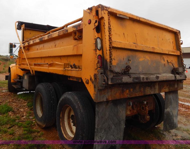 image for item H3379 1999 International 4900 dump truck