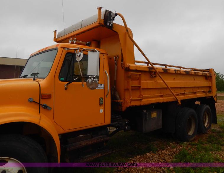 image for item H3379 1999 International 4900 dump truck