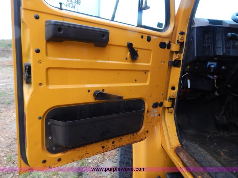 image for item H3379 1999 International 4900 dump truck