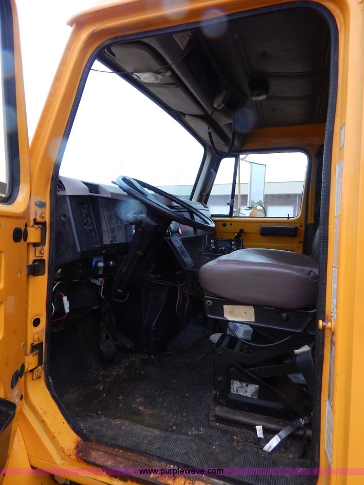 image for item H3379 1999 International 4900 dump truck