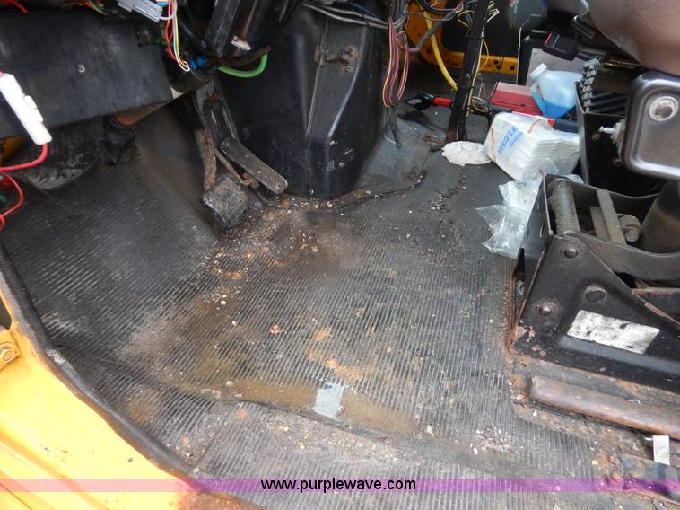 image for item H3379 1999 International 4900 dump truck