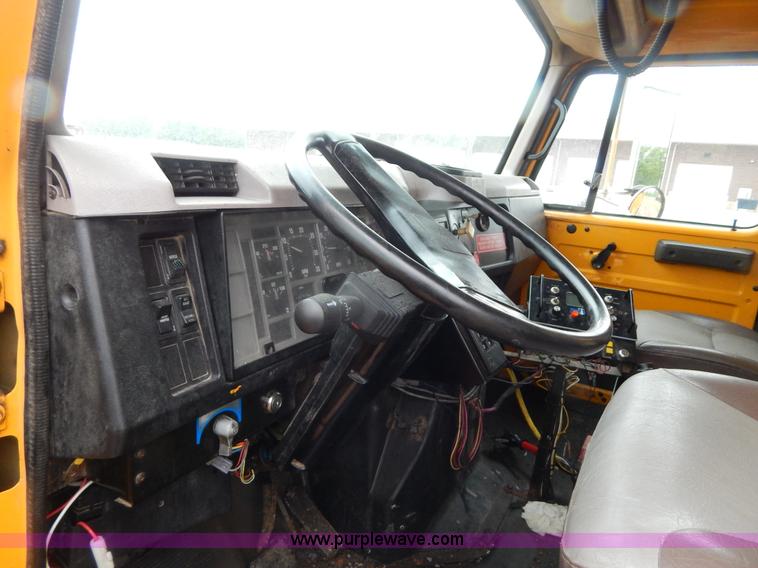 image for item H3379 1999 International 4900 dump truck