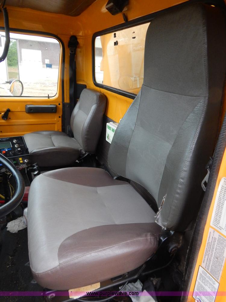 image for item H3379 1999 International 4900 dump truck