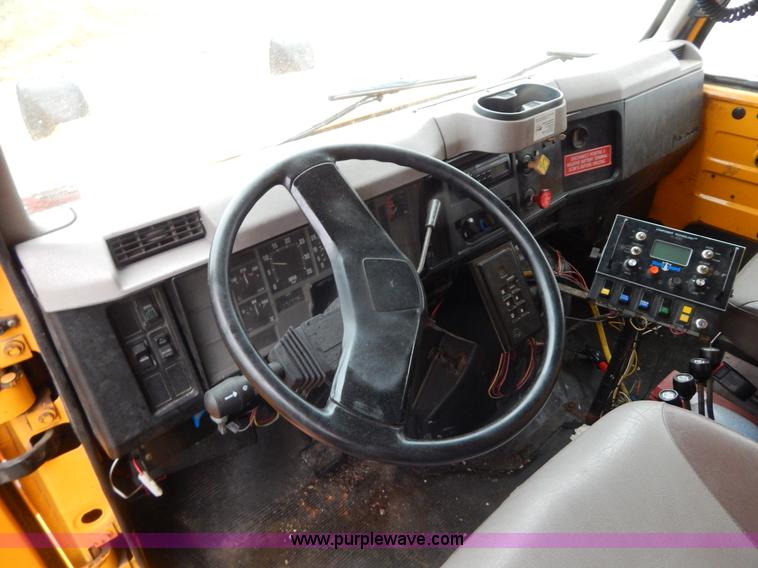 image for item H3379 1999 International 4900 dump truck