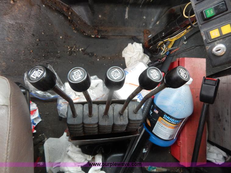 image for item H3379 1999 International 4900 dump truck