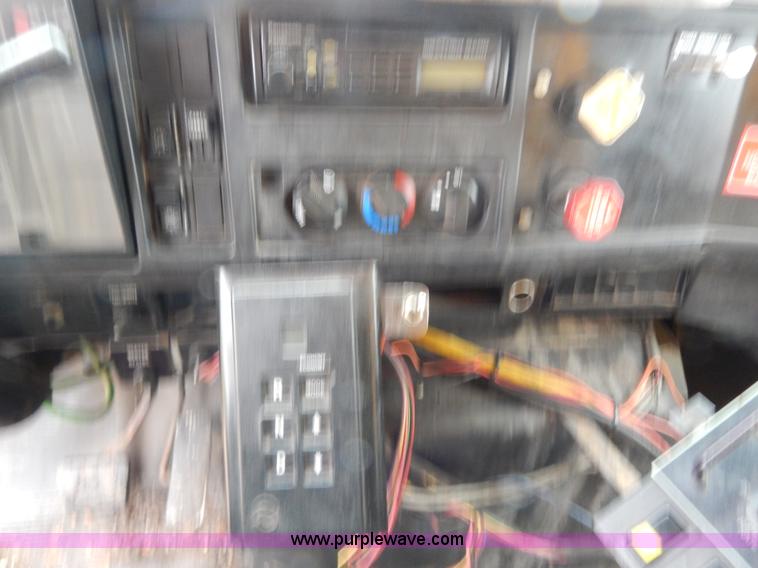 image for item H3379 1999 International 4900 dump truck