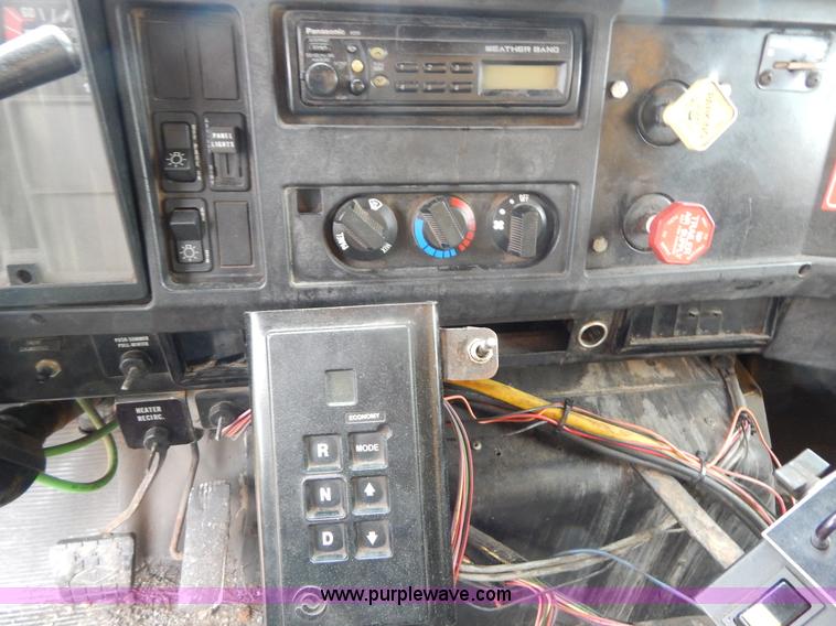 image for item H3379 1999 International 4900 dump truck