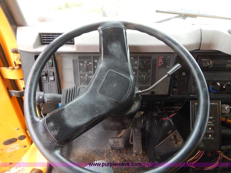 image for item H3379 1999 International 4900 dump truck