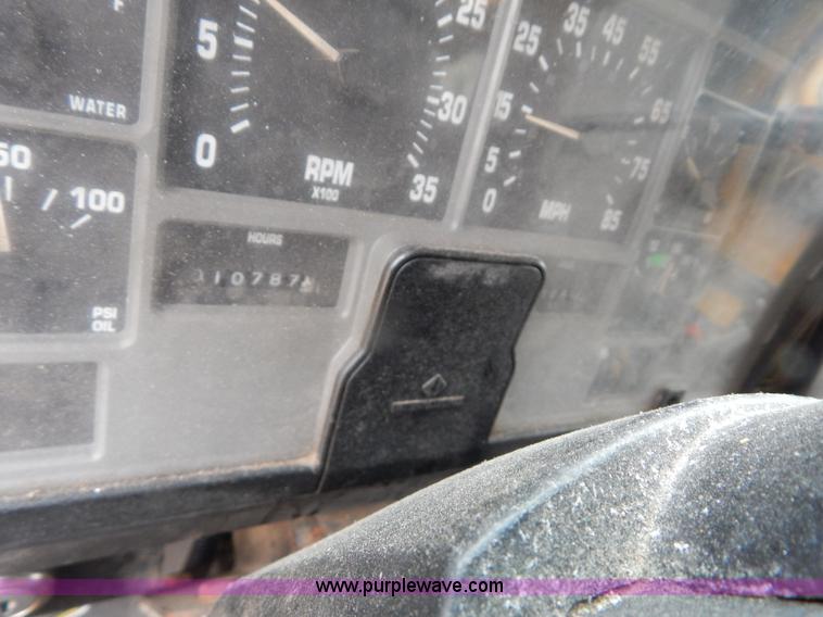 image for item H3379 1999 International 4900 dump truck