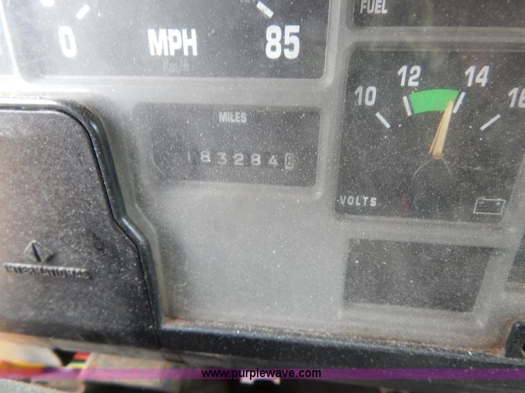 image for item H3379 1999 International 4900 dump truck