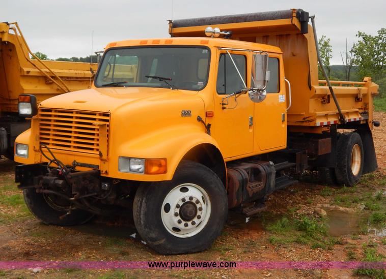image for item H3380 2002 International 4900 dump truck