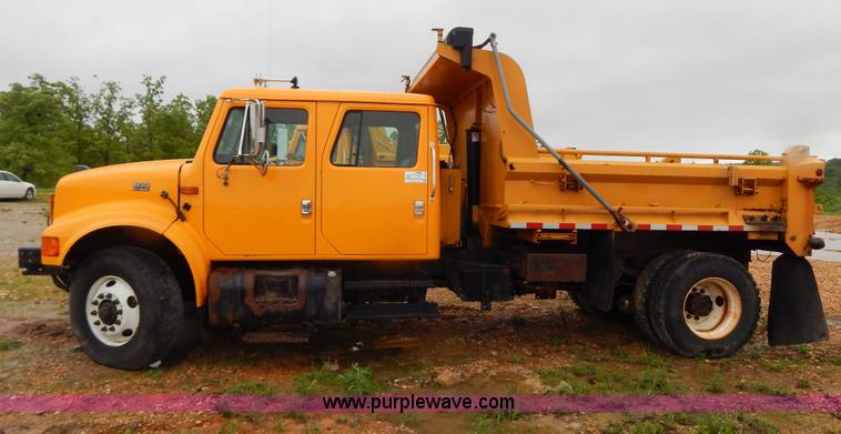 image for item H3380 2002 International 4900 dump truck