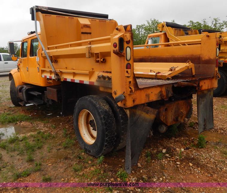 image for item H3380 2002 International 4900 dump truck