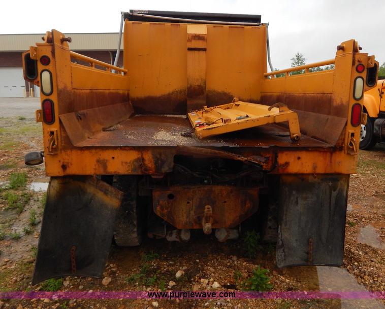 image for item H3380 2002 International 4900 dump truck