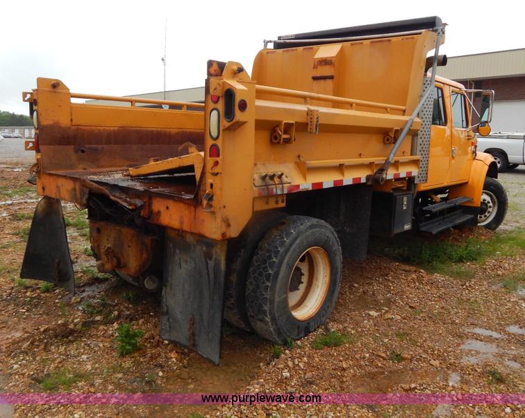 image for item H3380 2002 International 4900 dump truck