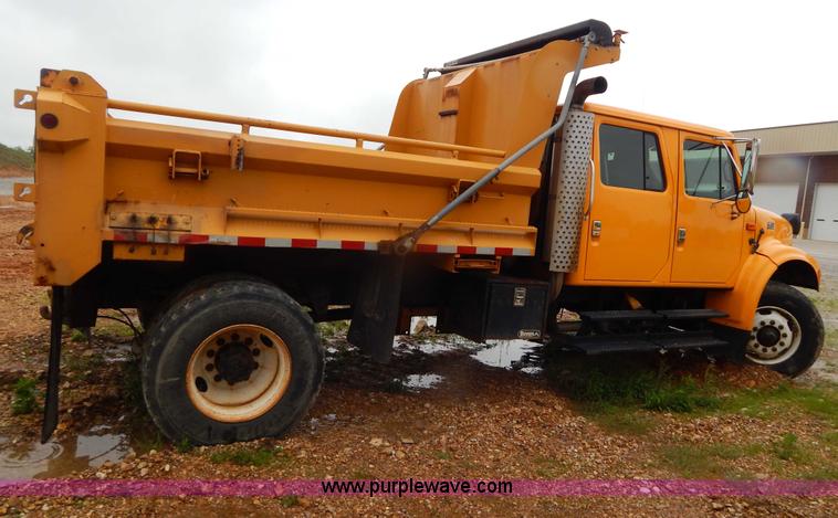 image for item H3380 2002 International 4900 dump truck