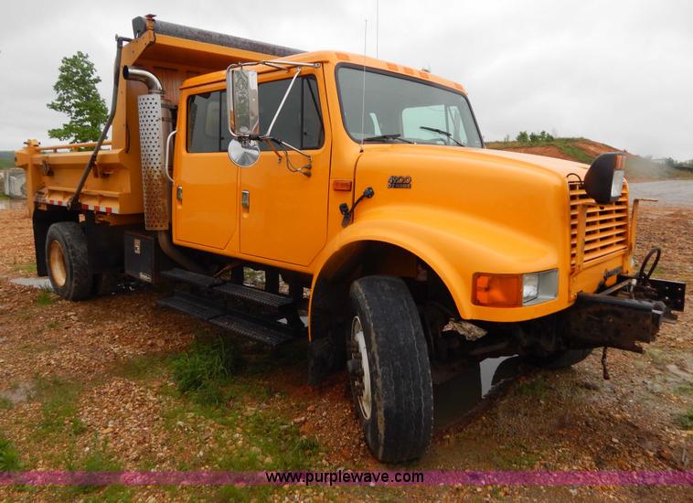 image for item H3380 2002 International 4900 dump truck