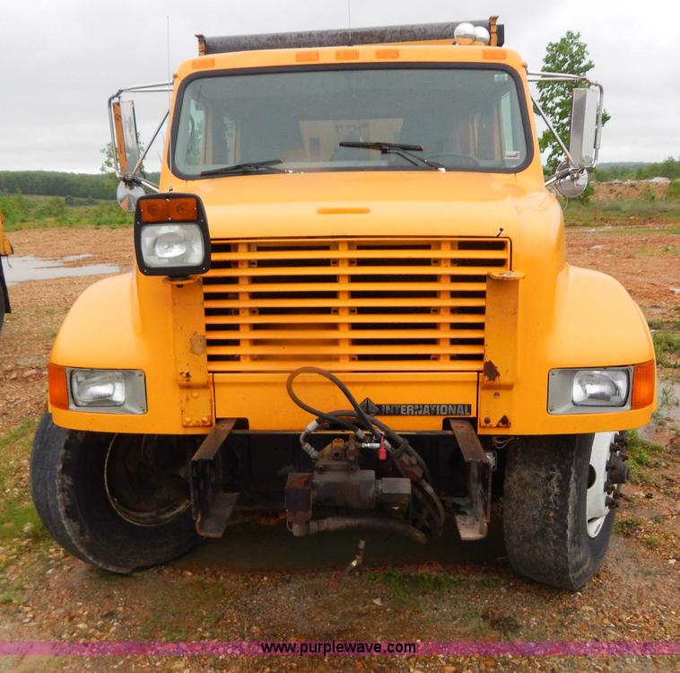 image for item H3380 2002 International 4900 dump truck