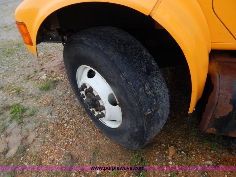 image for item H3380 2002 International 4900 dump truck