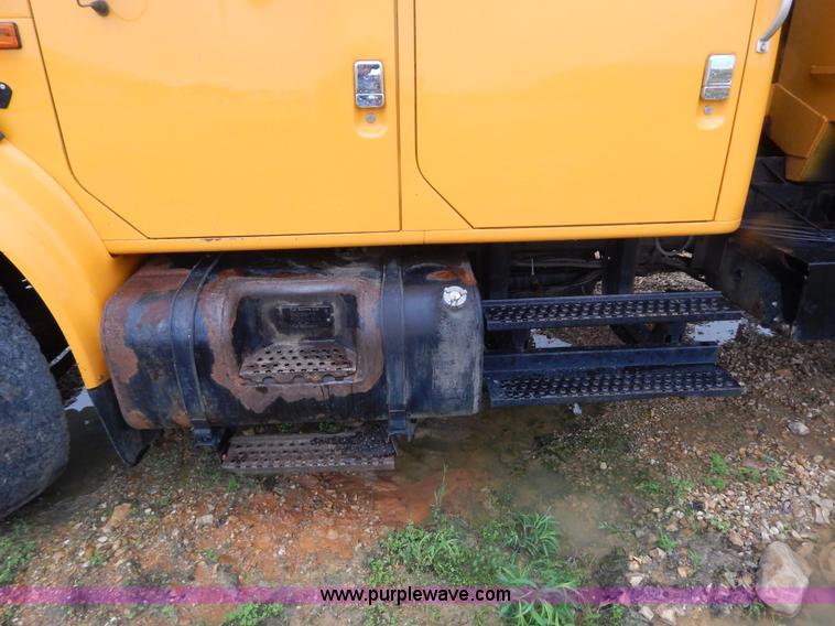 image for item H3380 2002 International 4900 dump truck