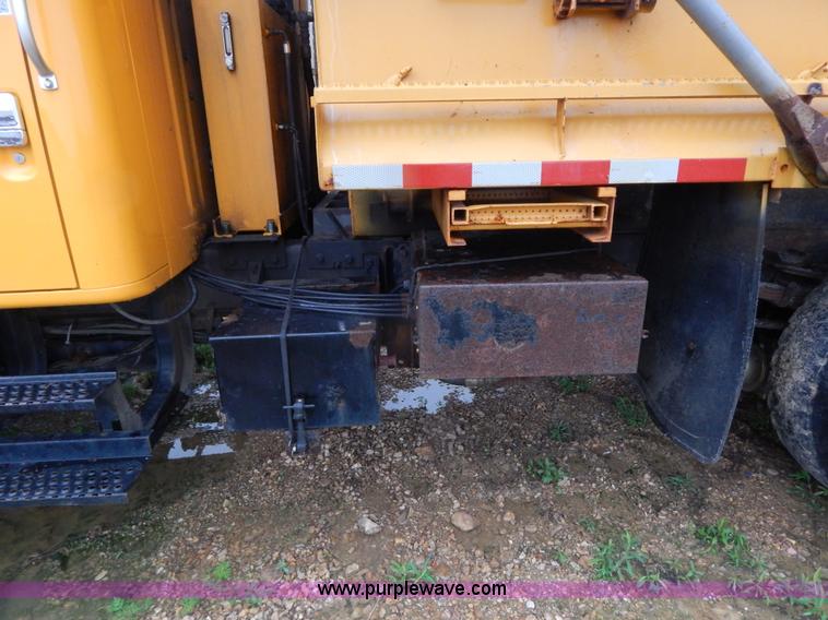 image for item H3380 2002 International 4900 dump truck