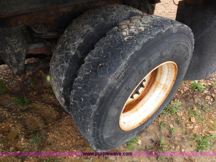 image for item H3380 2002 International 4900 dump truck