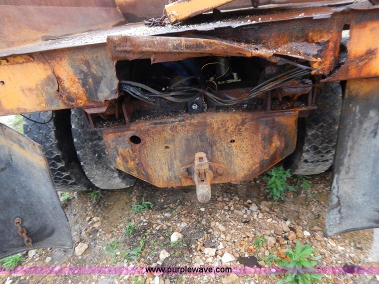 image for item H3380 2002 International 4900 dump truck