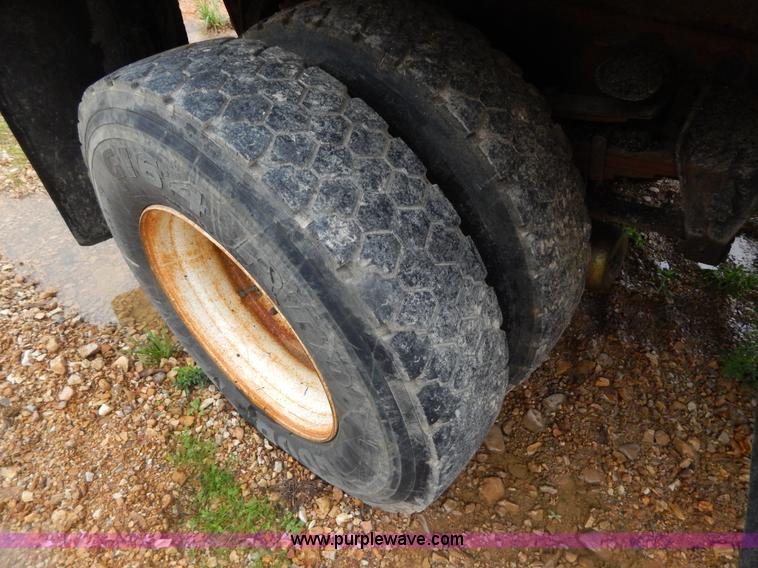 image for item H3380 2002 International 4900 dump truck