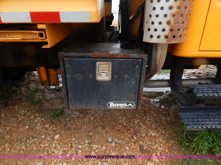 image for item H3380 2002 International 4900 dump truck