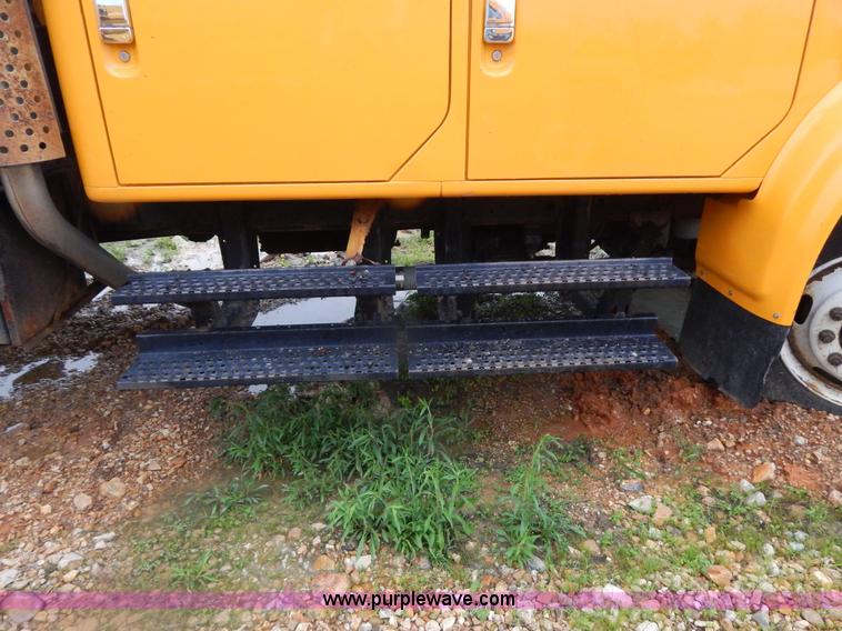 image for item H3380 2002 International 4900 dump truck