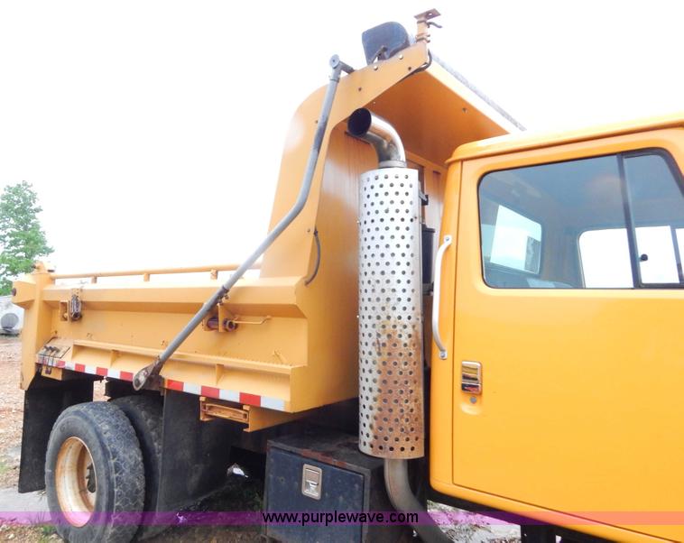 image for item H3380 2002 International 4900 dump truck