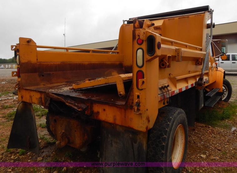 image for item H3380 2002 International 4900 dump truck