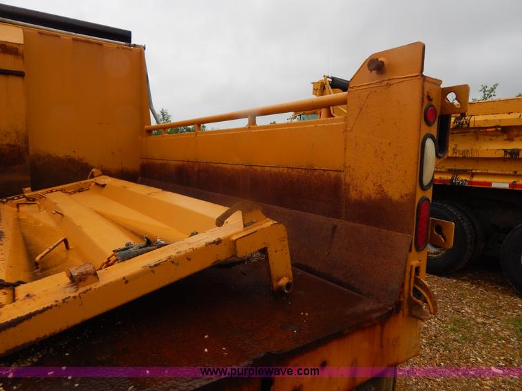 image for item H3380 2002 International 4900 dump truck