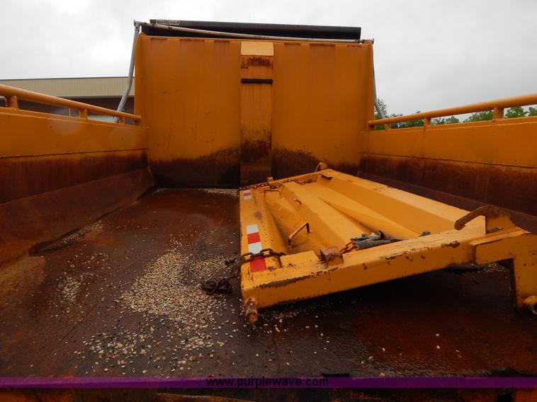 image for item H3380 2002 International 4900 dump truck