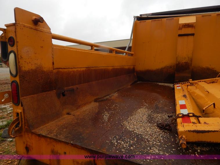 image for item H3380 2002 International 4900 dump truck