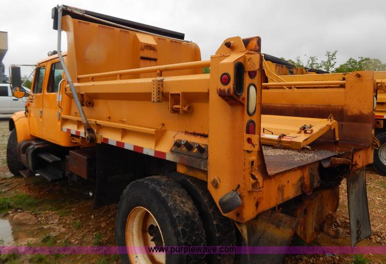 image for item H3380 2002 International 4900 dump truck