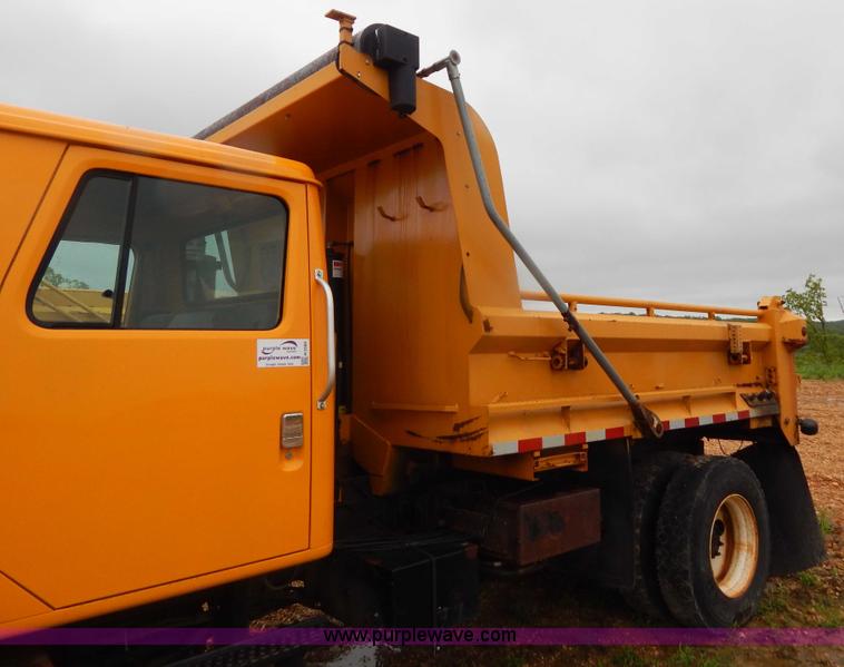 image for item H3380 2002 International 4900 dump truck